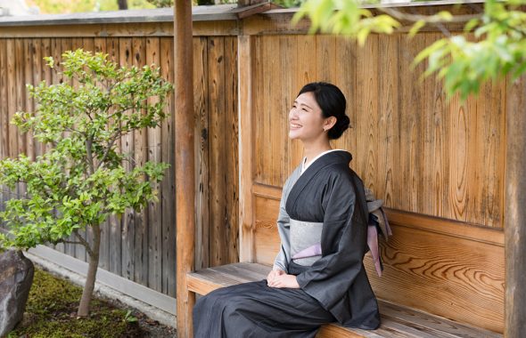 着物姿で外の景色を楽しむ女性の画像