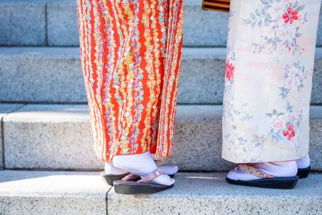 階段を上る着物姿の二人の女性の画像