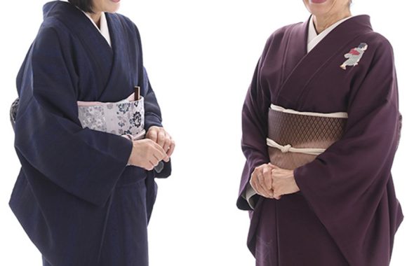 着物姿で談笑する二人の女性の写真