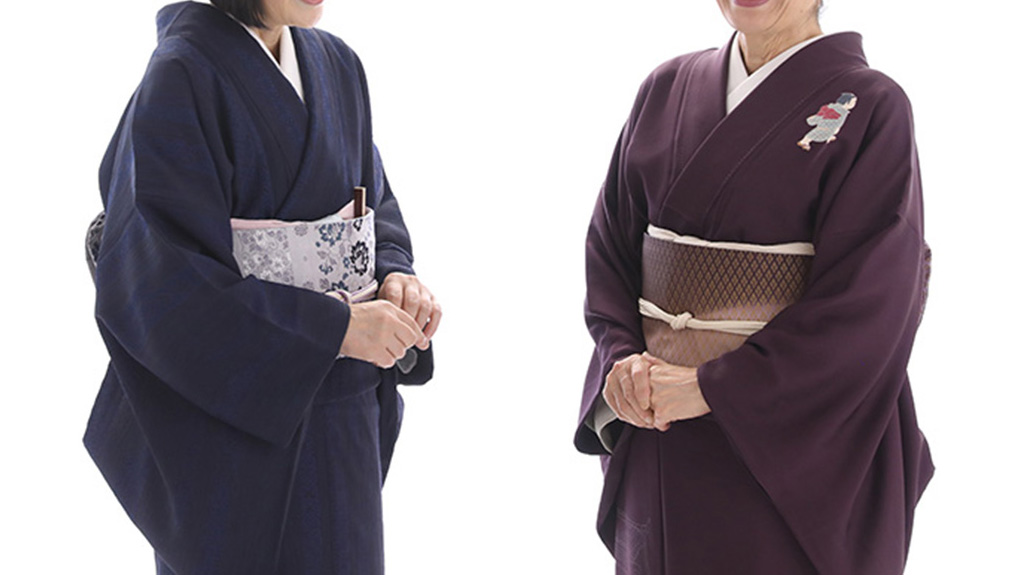 着物姿で談笑する二人の女性の写真