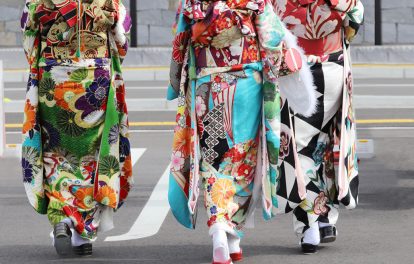 二十歳の集いに振袖を着て街を歩く3人の女性のイメージ画像