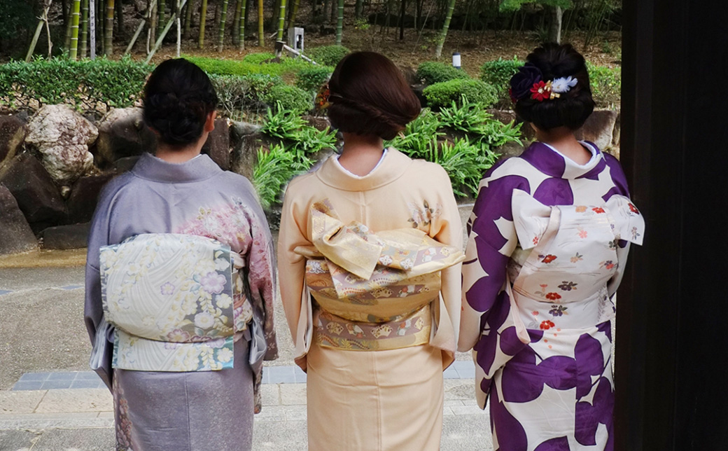 着物姿の3人の女性の後ろ姿の画像