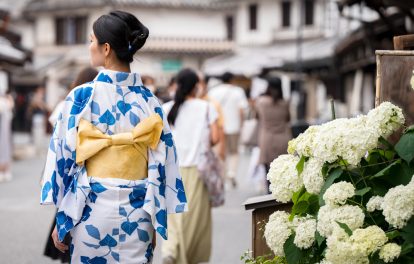 白地に青い花の柄の浴衣を着た女性の画像