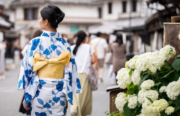 白地に青い花の柄の浴衣を着た女性の画像