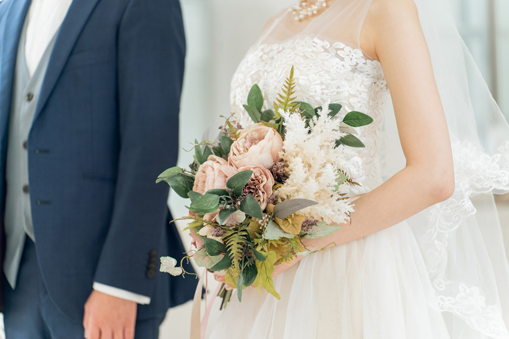 ウエディングドレス姿の花嫁とタキシード姿の花婿の画像