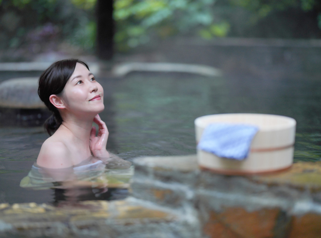 温泉に入ってる女性のイメージ画像