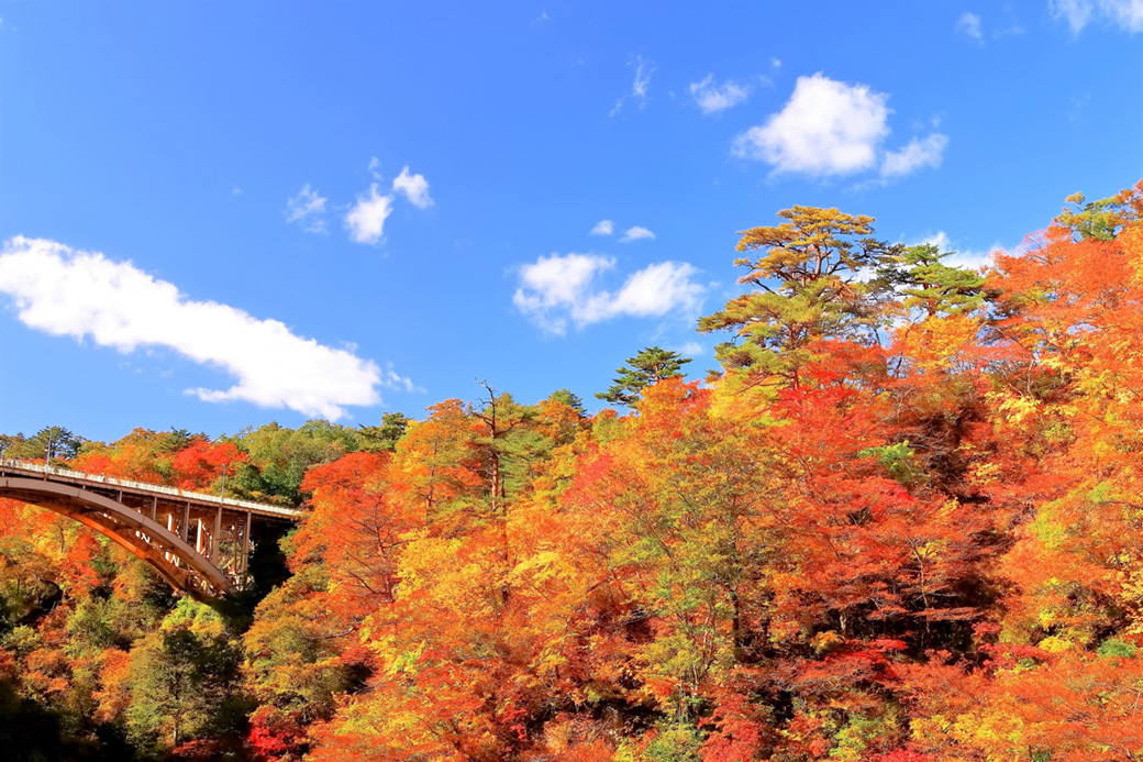 鳴子温泉の紅葉風景のイメージ画像