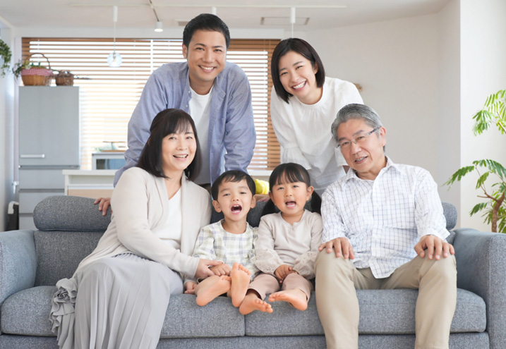 祖父母、父母、孫たちの集合画像