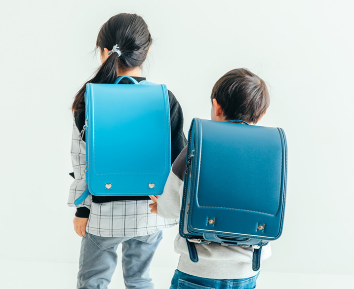 ランドセル姿で出かける子供の画像
