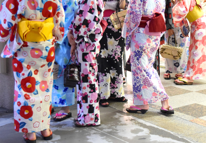 沢山の浴衣姿の女性の画像