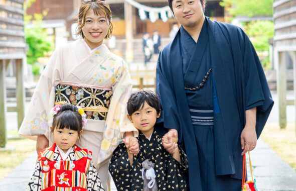着物姿で七五三詣りをする家族の画像
