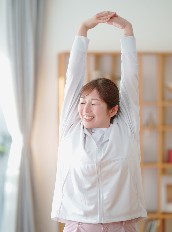 伸びをする女性の画像