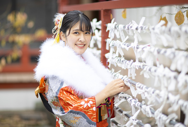着物姿で初詣する様子の画像