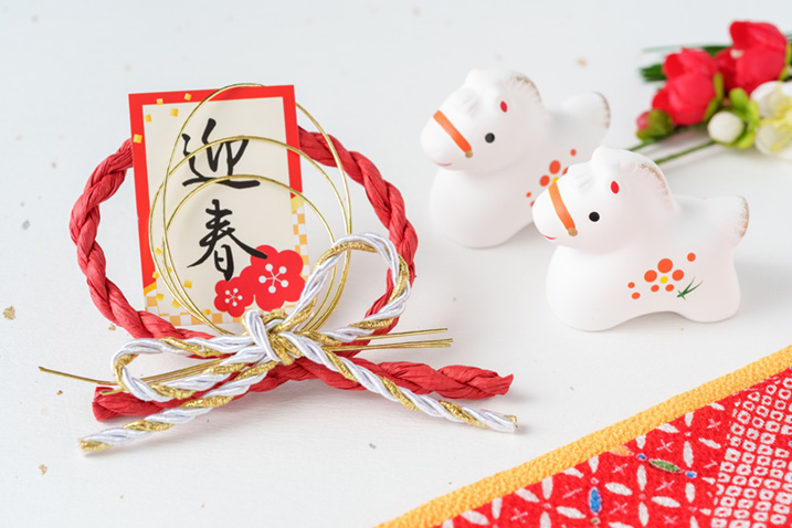 新年の干支の馬の置物と迎春と書いた飾りの画像