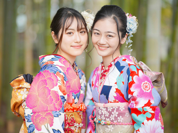 振袖を着た二人の女性の画像
