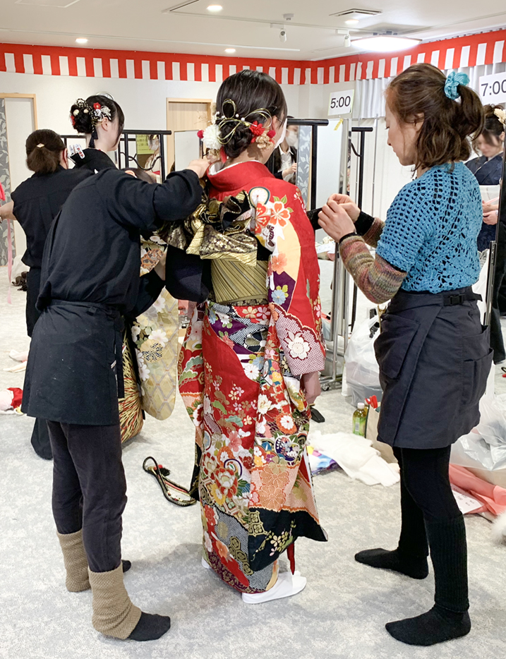 2026年二十歳のつどい式典に向けて振袖の着付けをする和とわ総本店での様子