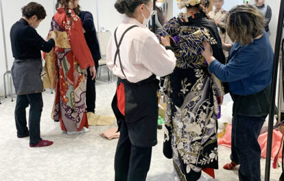 2026年二十歳のつどい式典に向けて振袖の着付けをする和とわ総本店での様子