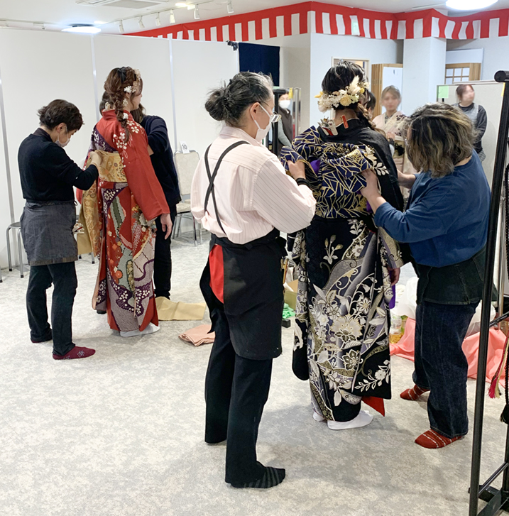 2026年二十歳のつどい式典に向けて振袖の着付けをする和とわ総本店での様子