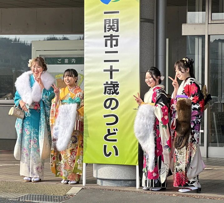 一関市二十歳のつどい会場にて振袖姿で写真を撮影する4人の女性の画像