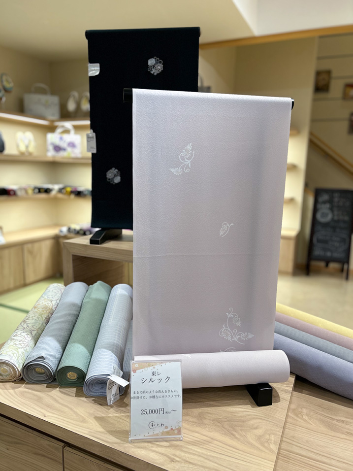 和とわの店頭に陳列してある東レシルックの反物の画像