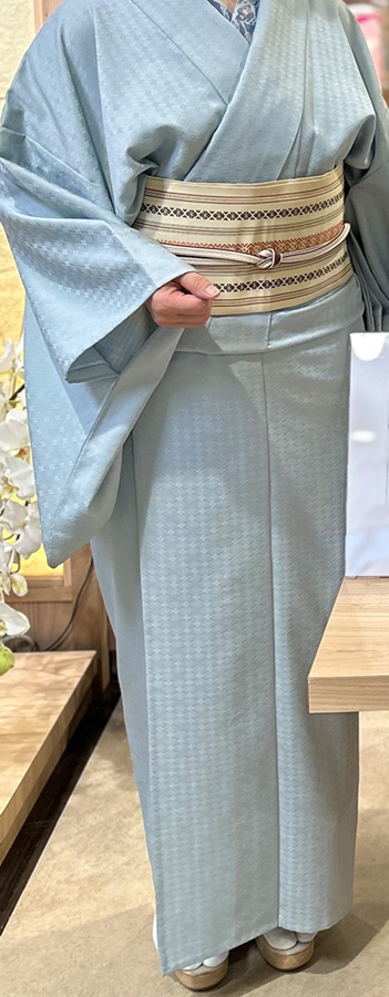水色の東レシルックの着物を着た女性の画像