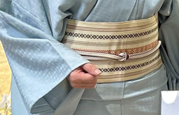 水色の東レシルックに半幅帯を結んだ画像