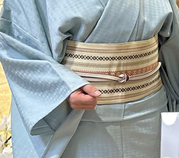 水色の東レシルックに半幅帯を結んだ画像