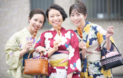浴衣を着た三人の女性の画像