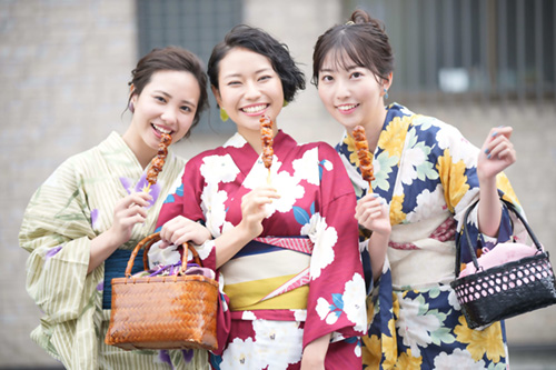 浴衣を着た三人の女性の画像