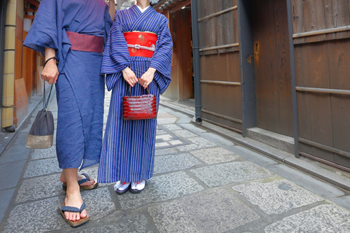 浴衣姿の男女の画像