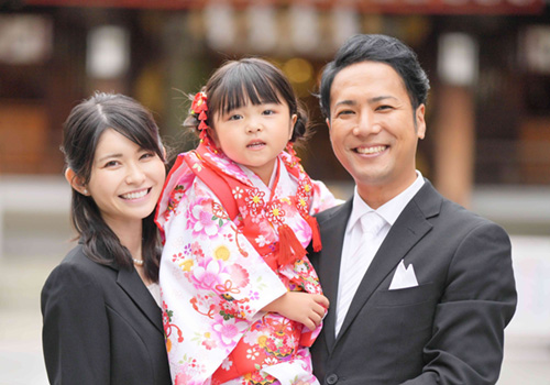 三歳の七五三を迎えた女児と両親の画像