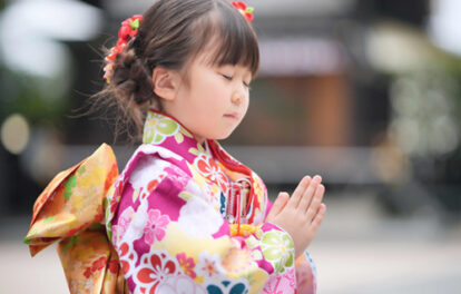 七五三で神社でお参りする女児の画像
