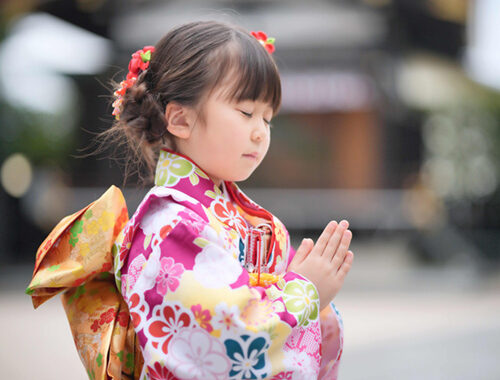 七五三で神社でお参りする女児の画像