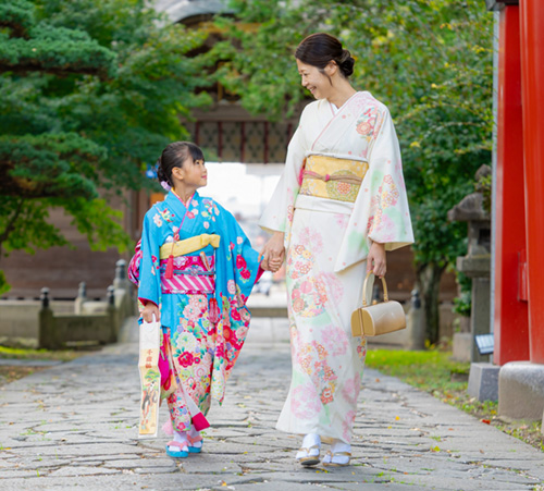 着物姿で七五三を祝う母と女の子の画像